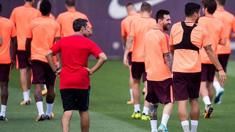 Ernesto Valverde, controlando un entrenamiento del FC Barcelona