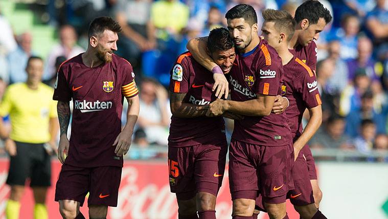 Paulinho y los jugadores del Barça celebran un gol al Getafe