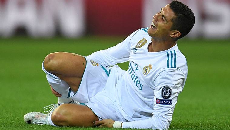 Cristiano Ronaldo se duele tras una entrada en el Dortmund-Real Madrid