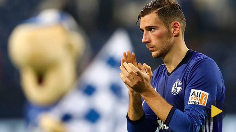 Leo Goretzka applauds to the fans after a party of the Schalke 04