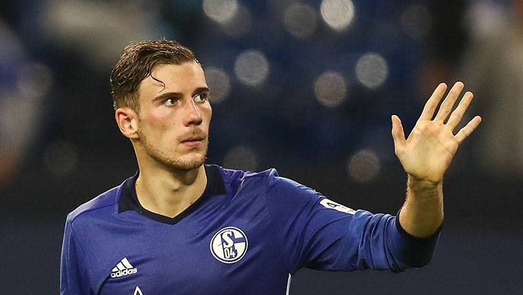 Leon Goretzka greets to the fans of the Schalke 04 after a party