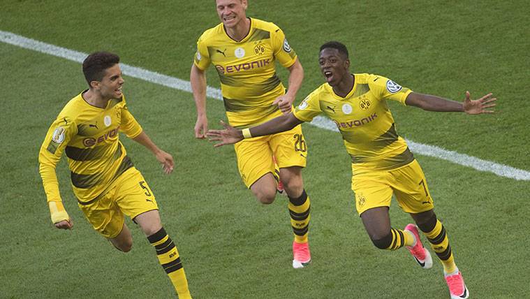 Marc Bartra y Ousmane Dembélé celebran un gol del Borussia Dortmund
