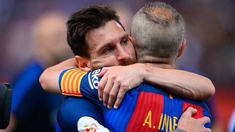 Andrés Iniesta and Leo Messi, embracing after the last final of Glass