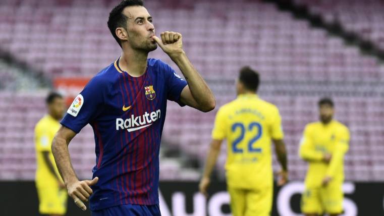 Busquets celebrates his goal in front of The Palms