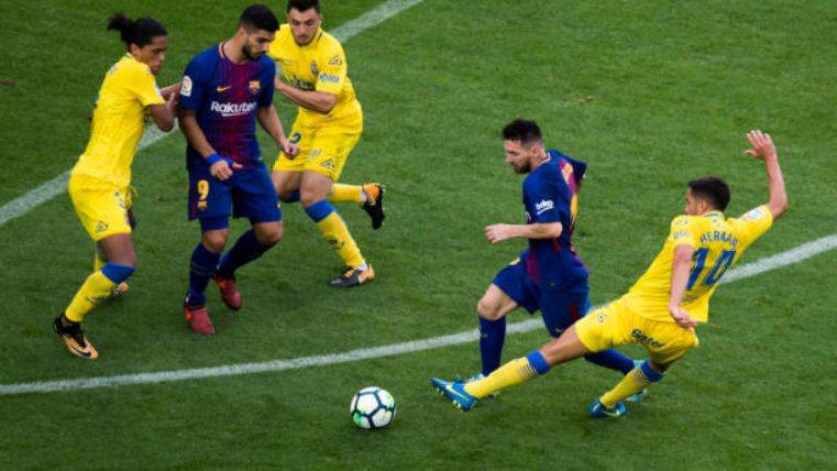 Messi, rodeado por defensas de Las Palmas