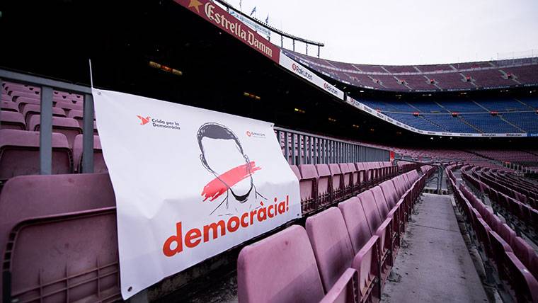 Imagen de una pequeña pancarta mostrada en el Camp Nou