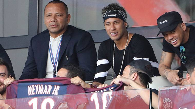 Neymar Jr y Neymar padre, presenciando un partido del PSG