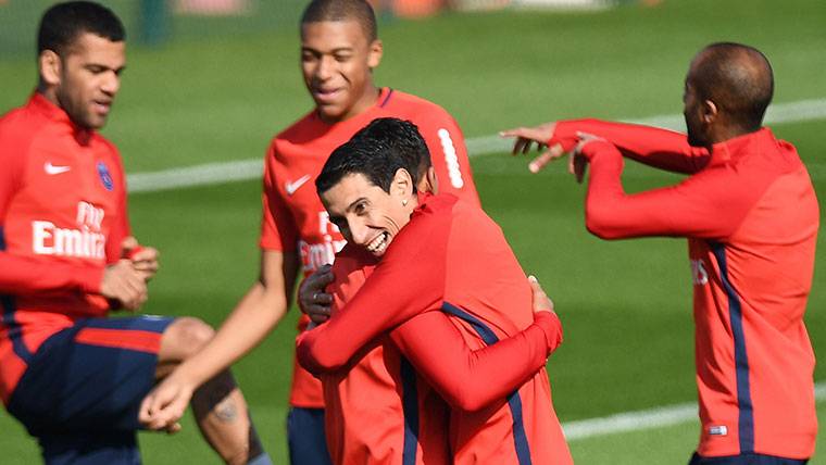 Ángel Di María, abrazando a uno de sus compañeros en el PSG