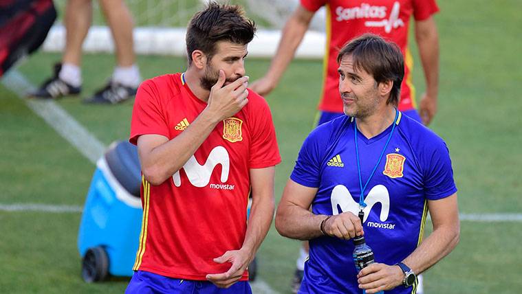 Gerard Piqué y Julen Lopetegui en un entrenamiento de la selección española