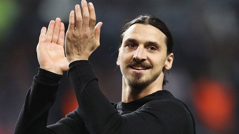 Zlatan Ibrahimovic, aplaudiendo tras un partido con el United