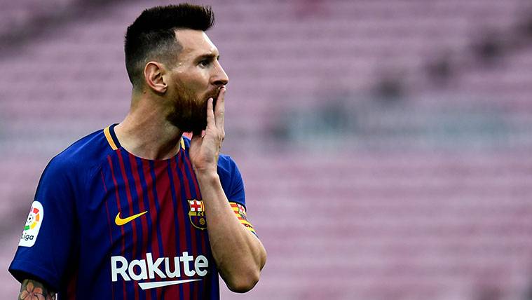 Leo Messi se lamenta tras fallar una ocasión en el Camp Nou