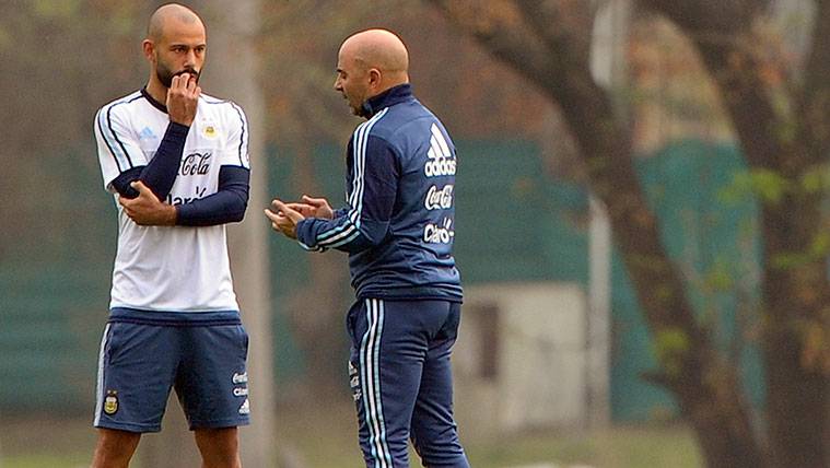 Javier Mascherano y Jorge Sampaoli en un entrenamiento de Argentina