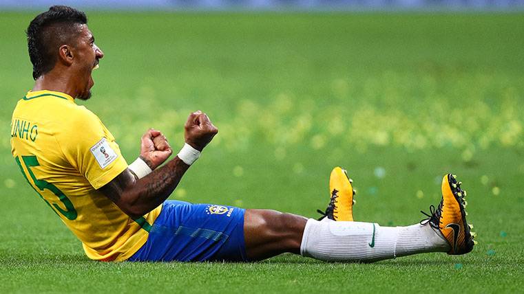 Paulinho Celebrates a goal with the selection of Brazil