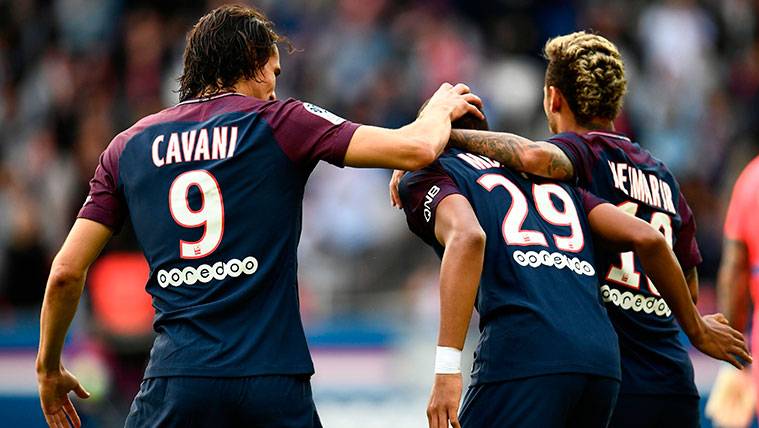 Edinson Cavani, Kylian Mbappé y Neymar, celebran un gol del PSG