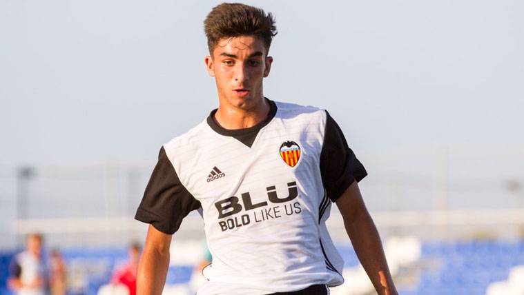 Ferran Torres in a party with the filial of Valencia