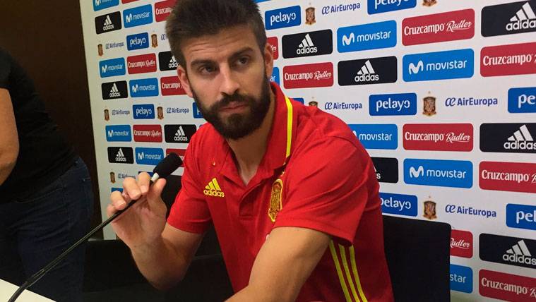 Gerard Hammered in a press conference of the Spanish selection