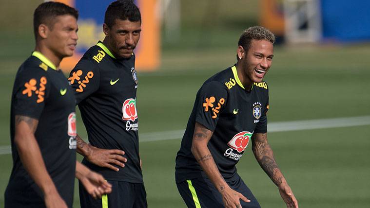Thiago Silva, Paulinho y Neymar en un entrenamiento de la selección de Brasil