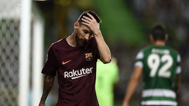 Leo Messi, fatigado tras una jugada contra el Sporting de Lisboa