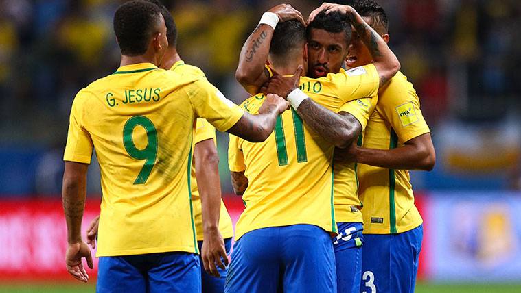 Paulinho And Coutinho celebrate a goal in the selection of Brazil