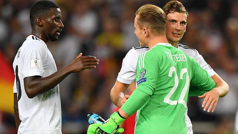 Marc-André Ter Stegen, celebrating the classification with his mates