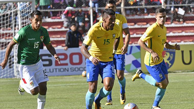 Paulinho, conduciendo el balón contra la selección de Bolivia
