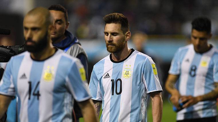 Los jugadores de Argentina, cabizbajos tras el empate ante Perú