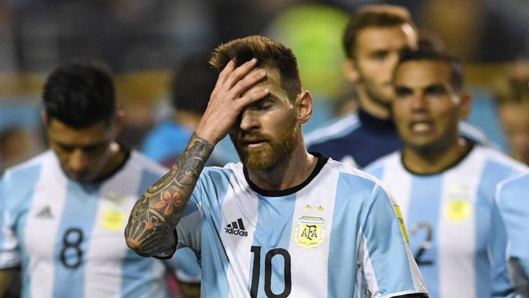 Leo Messi, lamentando el empate cosechado contra Perú