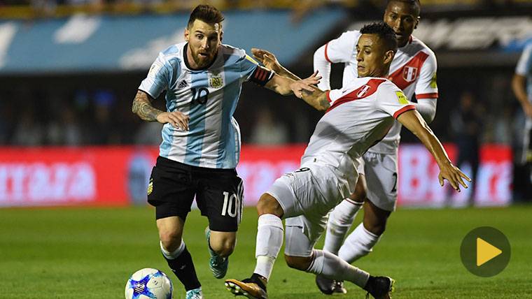 Leo Messi, marchándose de un jugador de la selección de Perú
