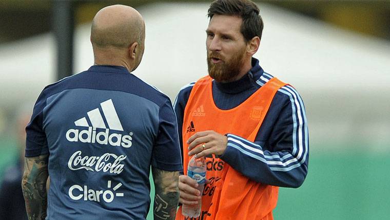 Leo Messi, conversing with Sampaoli during a training