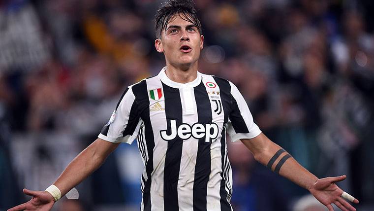 Paulo Dybala, celebrating a goal annotated with the Juventus