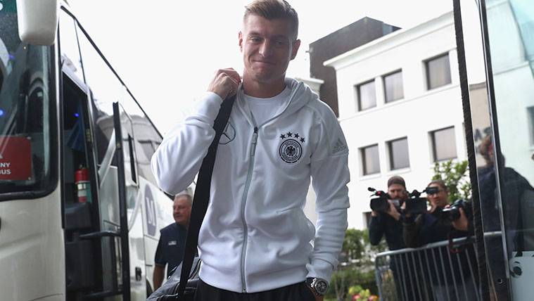 Toni Kroos llegando a la concentración de la selección alemana