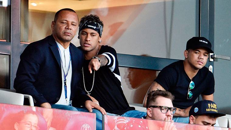 Neymar Jr y Neymar Sr, presenciando un partido del PSG