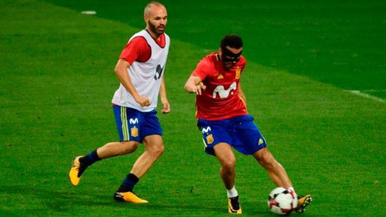 Pedro and Iniesta in a training with Spain