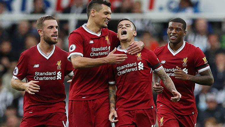 Philippe Coutinho, celebrating a goal with his mates of the Liverpool