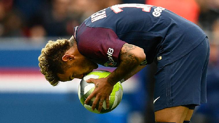 Neymar Jr, besando el balón antes de lanzar un penalti con el PSG