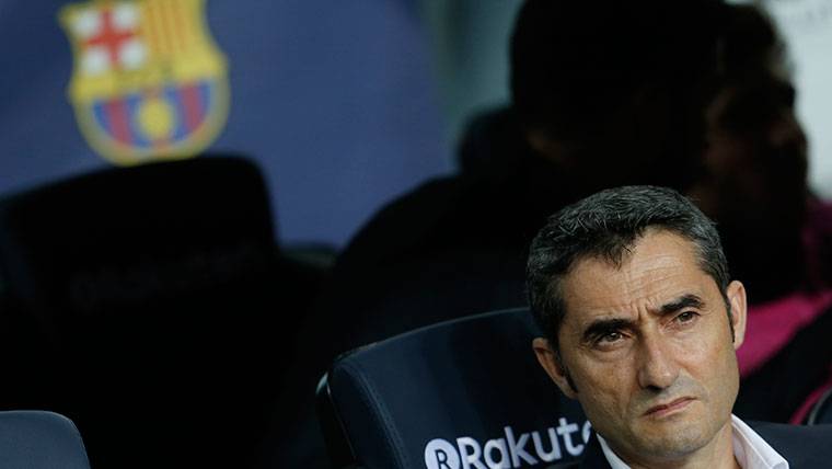 Ernesto Valverde, sentado en el banquillo del Camp Nou