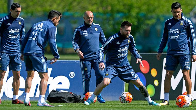 Leo Messi and his mates, training before measuring  to Ecuador