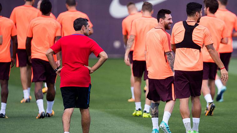Ernesto Valverde, directing a session of the FC Barcelona