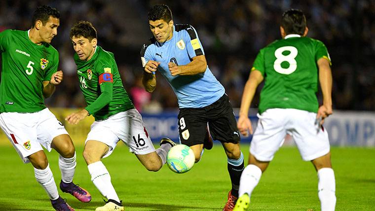 Luis Suárez, infiltrándose entre tres jugadores de Bolivia