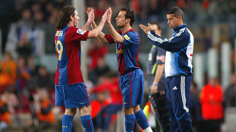 Leo Messi y Ludovic Giuly en un partido de LaLiga en el Camp Nou