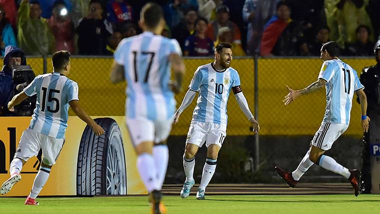 Leo Messi celebrates a goal with the selection of Argentina