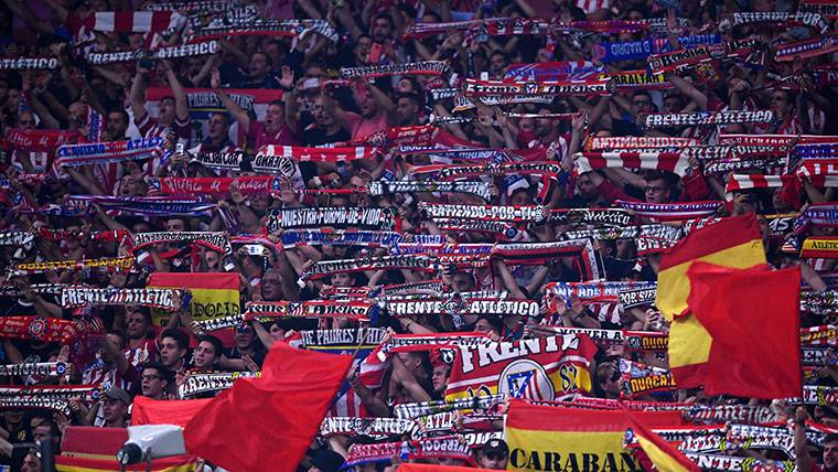 Aficionados del Atlético de Madrid, durante un partido en el Wanda Metropolitano