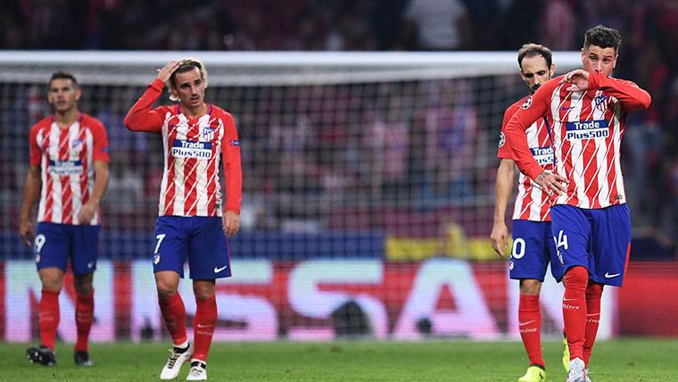 Los jugadores del Atlético, tras recibir un gol del Chelsea en Champions