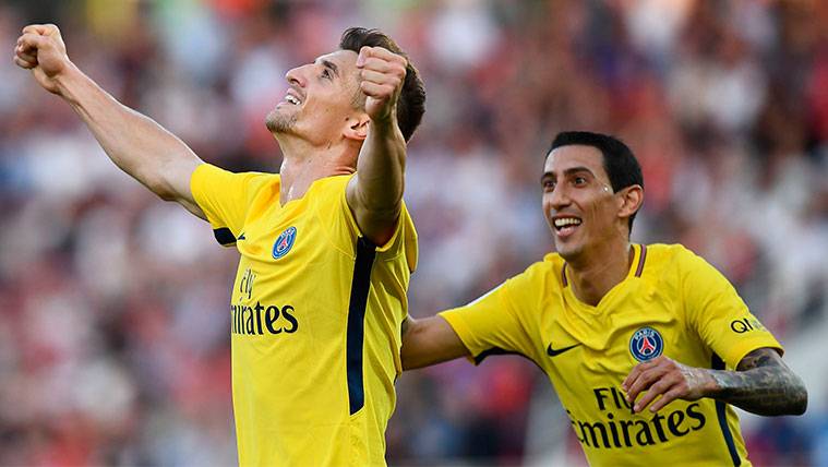 Thomas Meunier celebrates a goal with Paris Saint Germain