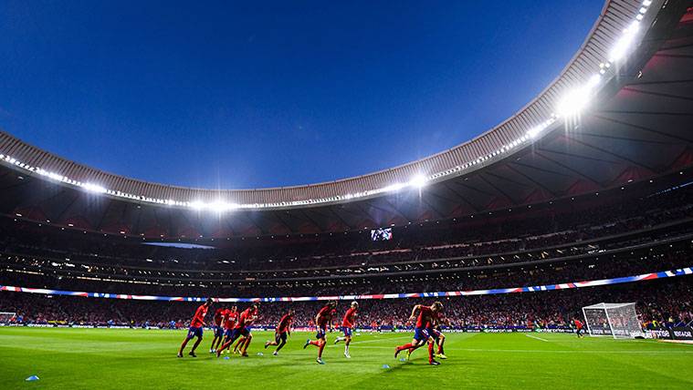 Los jugadores del Atlético calientan antes de un duelo en el Wanda Metropolitano