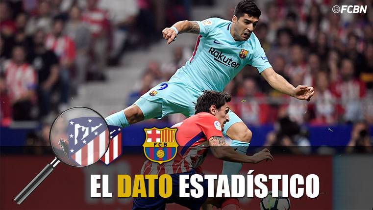 Luis Suárez choca con Stefan Savic en una acción del Atlético-Barça