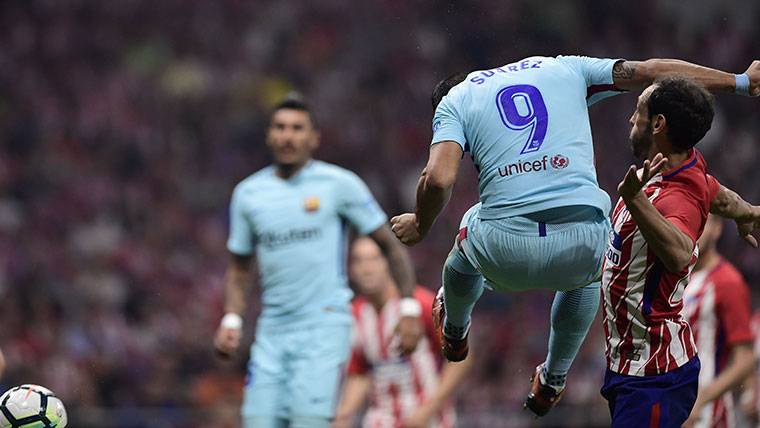 Luis Suárez, finishing to goal and marking the goal of the tie