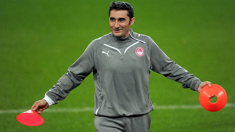 Ernesto Valverde in a training of the Olympiacos