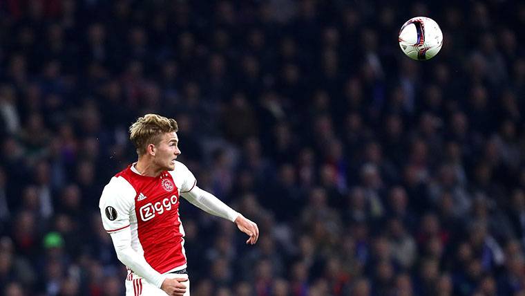 Matthijs De Ligt, a punto de despejar un balón con el Ajax