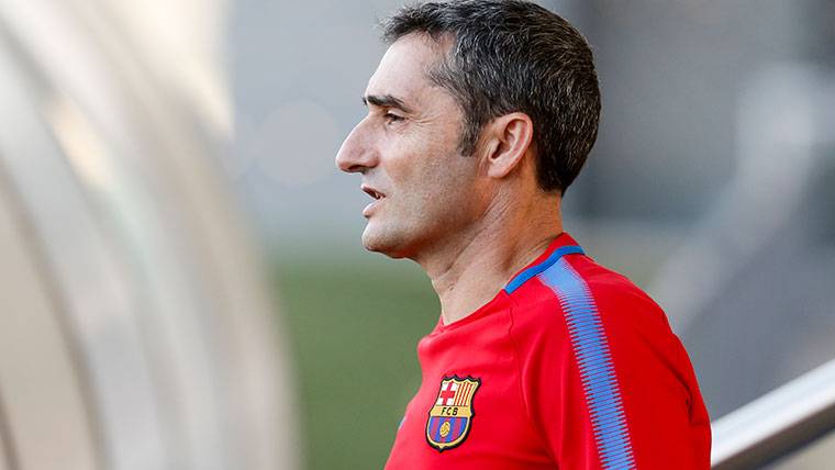 Ernesto Valverde, durante un entreno con el FC Barcelona